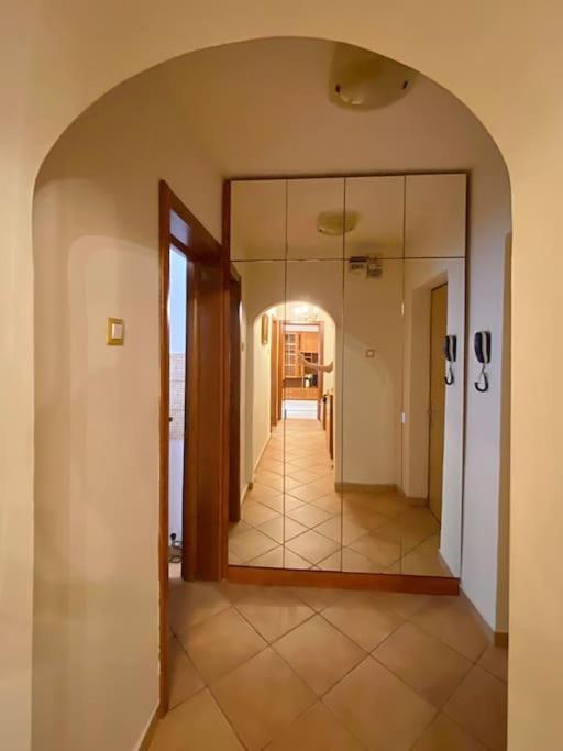 Lovely & Quiet 1-Bedroom Condo With Free Parking Bucarest Exterior foto