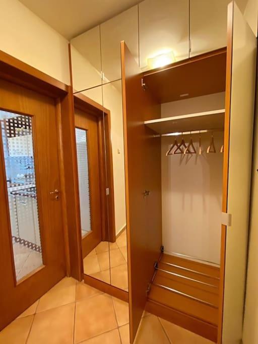 Lovely & Quiet 1-Bedroom Condo With Free Parking Bucarest Exterior foto