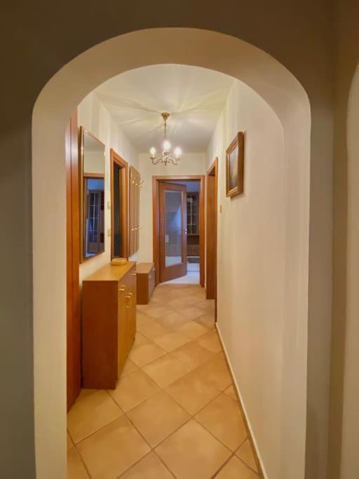 Lovely & Quiet 1-Bedroom Condo With Free Parking Bucarest Exterior foto