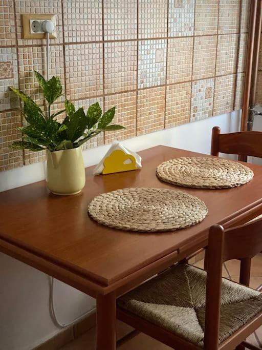 Lovely & Quiet 1-Bedroom Condo With Free Parking Bucarest Exterior foto