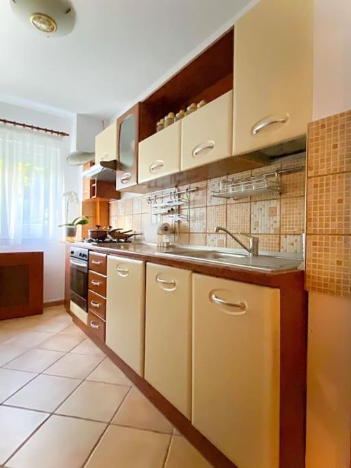 Lovely & Quiet 1-Bedroom Condo With Free Parking Bucarest Exterior foto