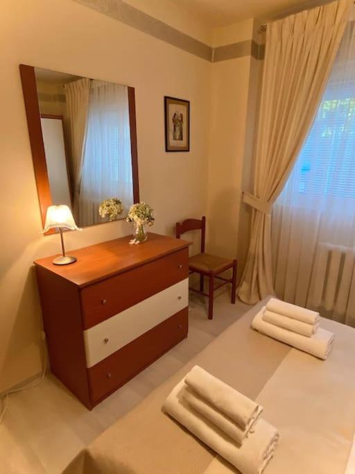 Lovely & Quiet 1-Bedroom Condo With Free Parking Bucarest Exterior foto